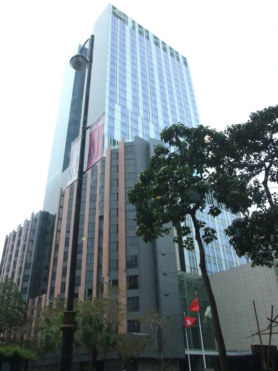通りから見上げた香港の Hotel ICON のタワー